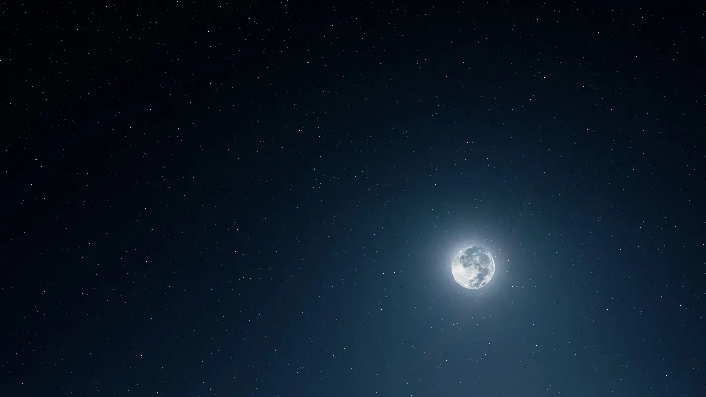 pleine lune et étoiles sur une nuit bleu foncé